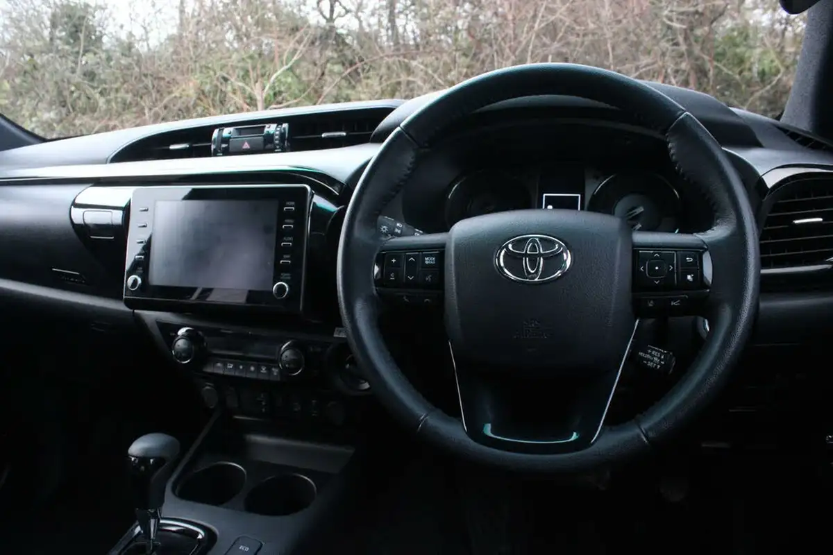 2023-toyota-hi-lux-28d-4d-invincible-x-2754cc-auto-big-8