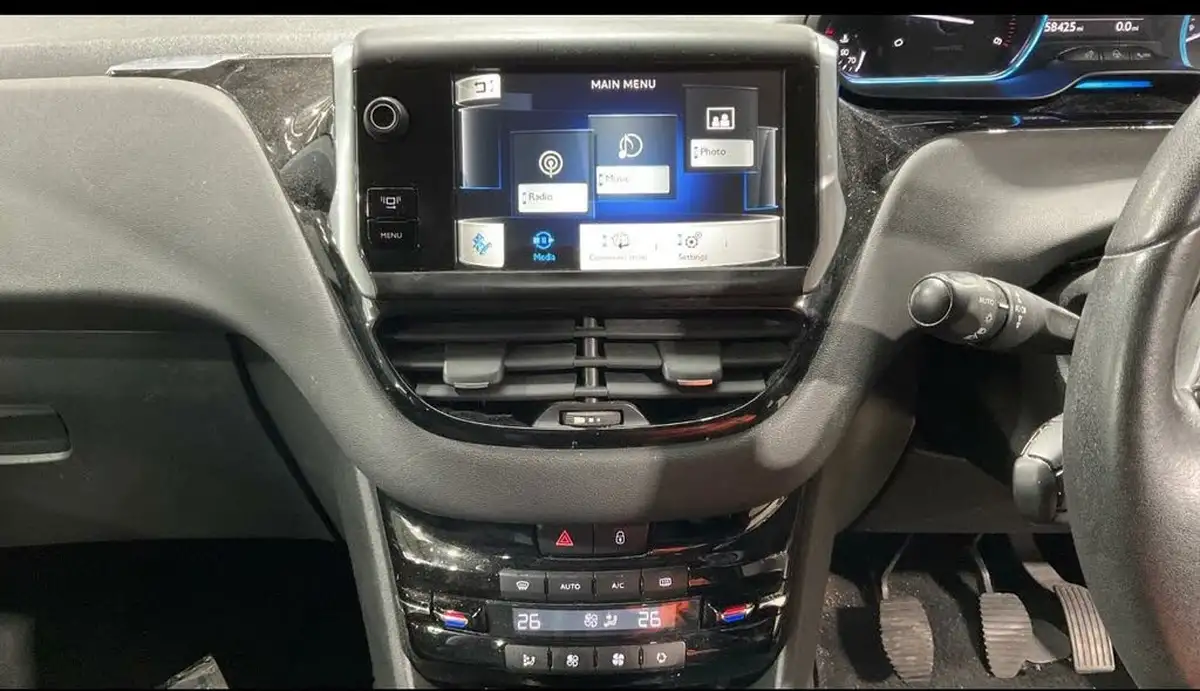 2013-peugeot-208-14td-allure-14hdi-5d-big-15