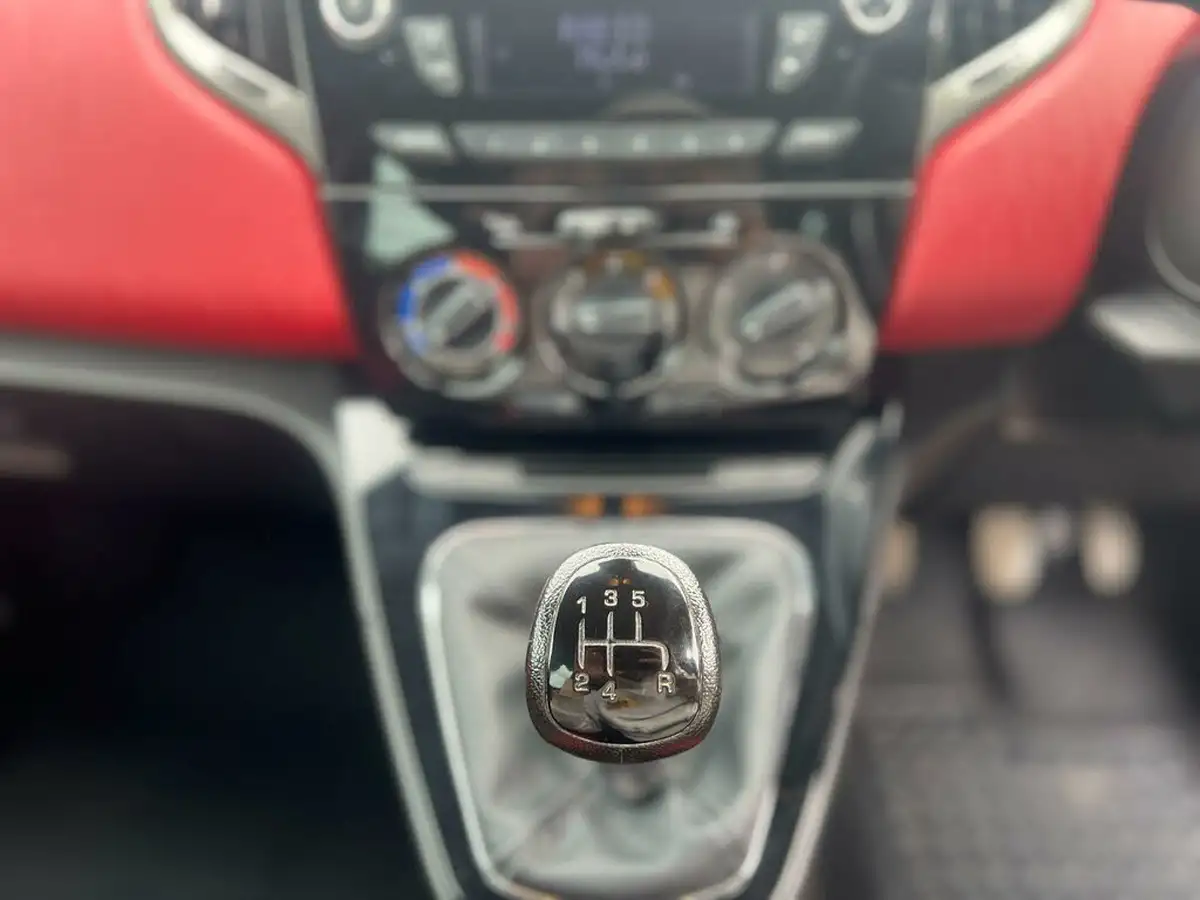 2014-chrysler-ypsilon-12-blackred-big-19