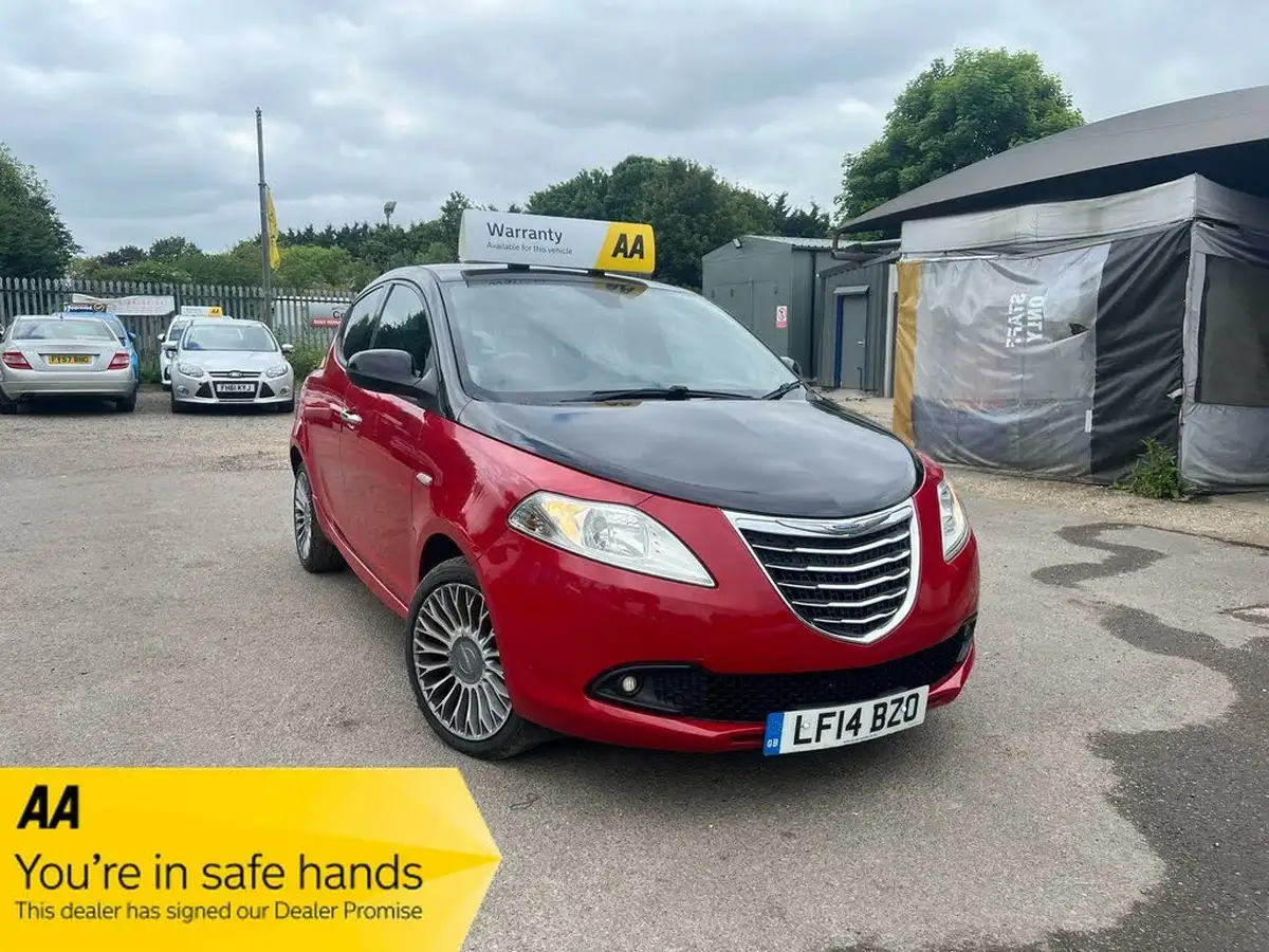 2014-chrysler-ypsilon-12-blackred-big-0
