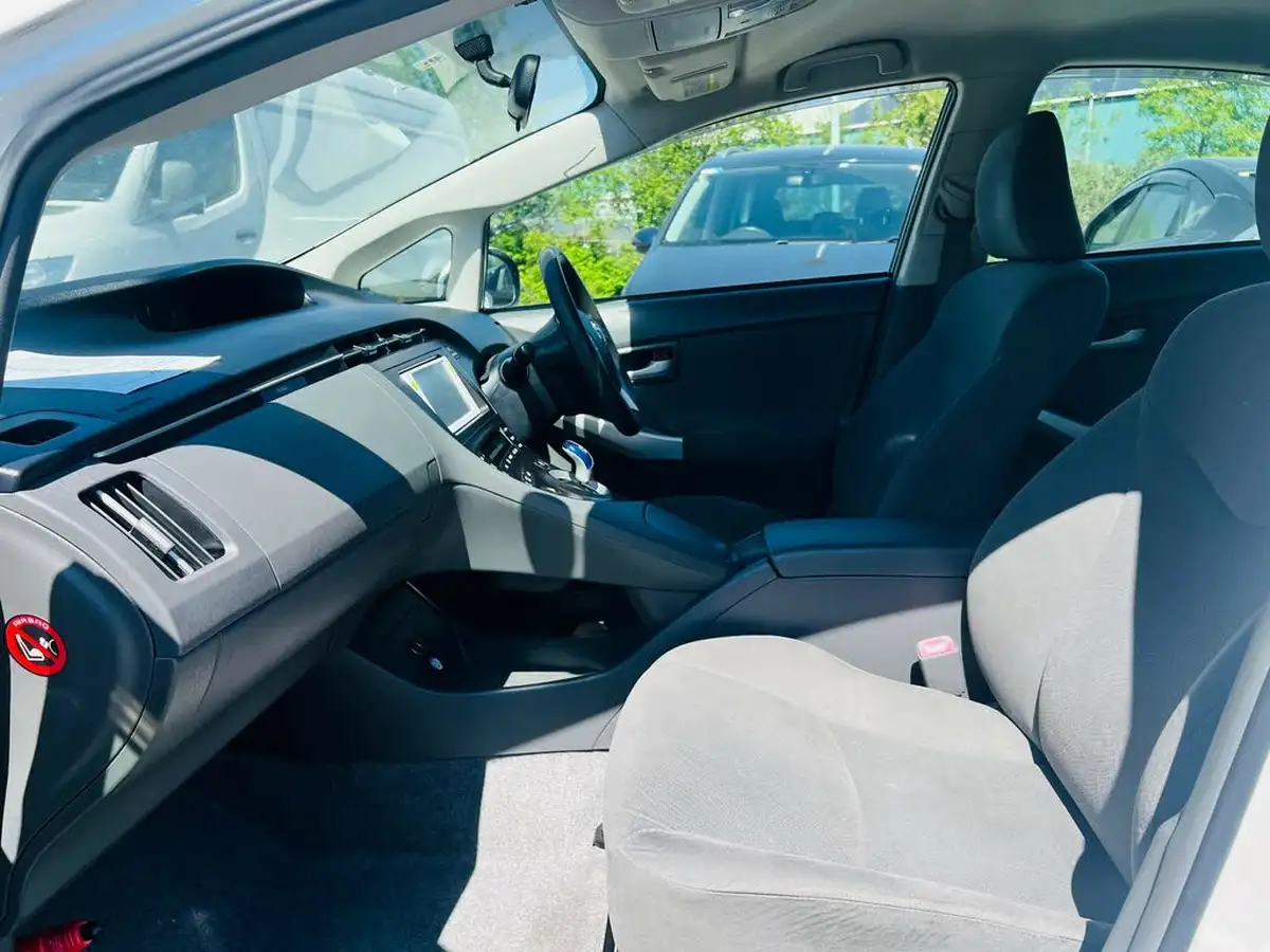 2011-toyota-prius-big-22