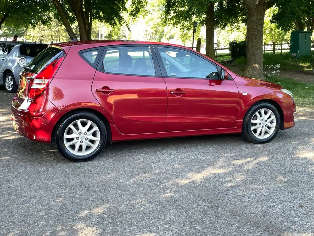 2011-hyundai-i30-14-comfort-109ps-isg-hatchback-big-2