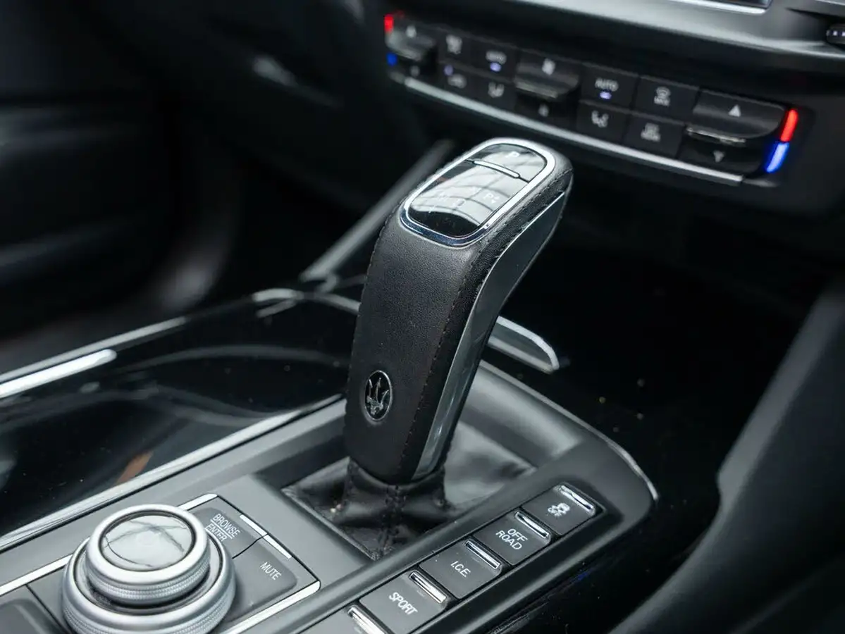 2020-maserati-levante-30-gransport-big-17