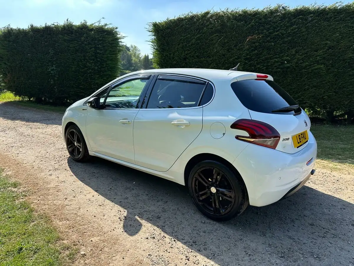2017-peugeot-208-12-puretech-gt-line-5d-eat6-big-6