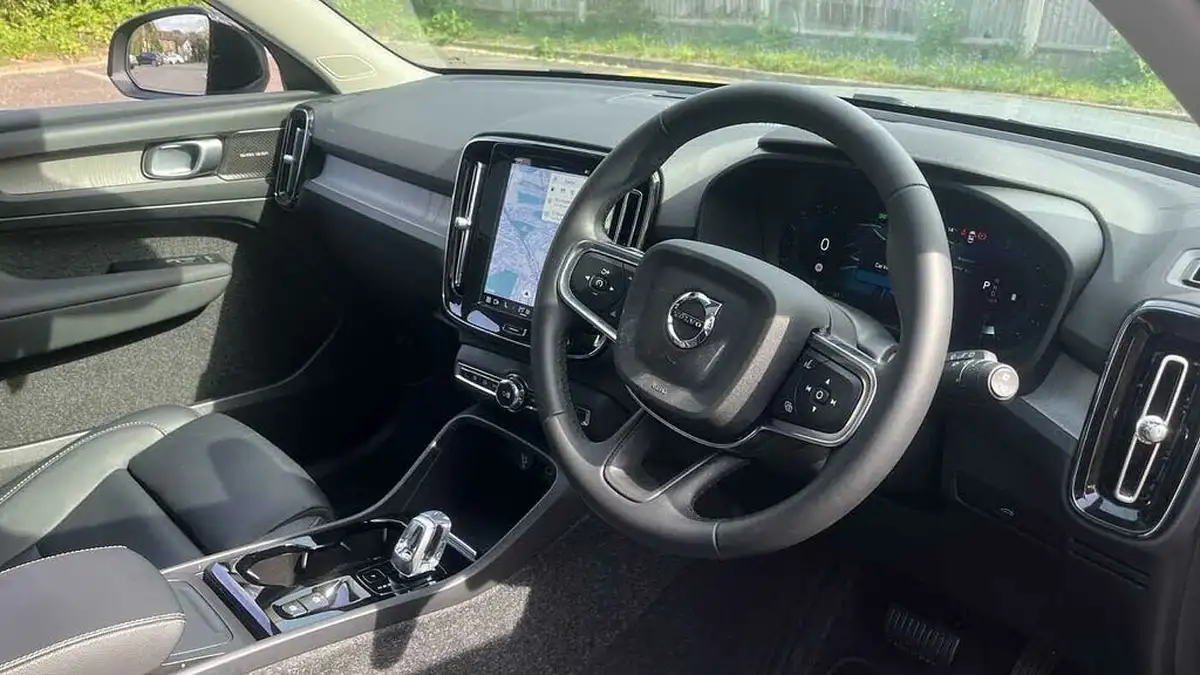 2024-volvo-xc40-20-b4-ultra-bright-big-4