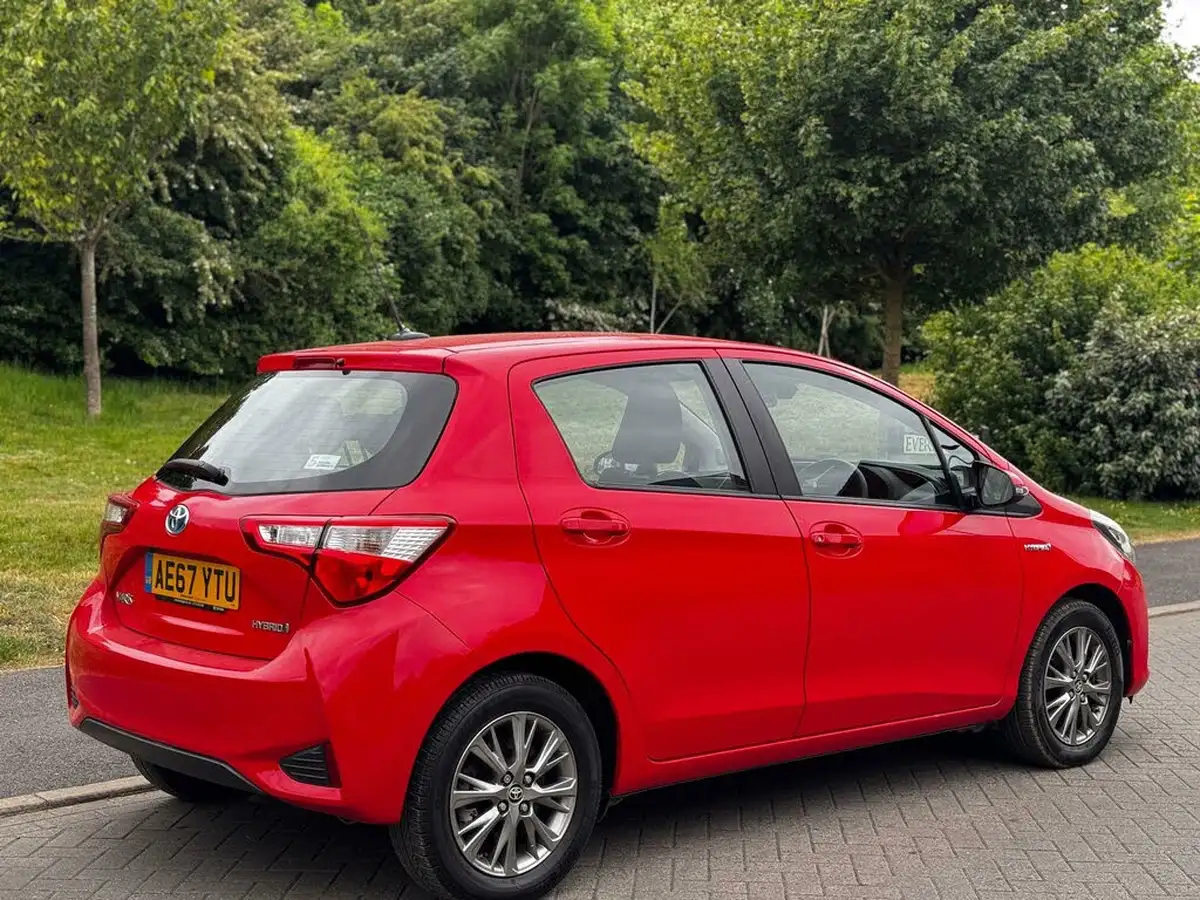 2017-toyota-yaris-15-vvt-i-icon-tech-98bhp-hybrid-1497cc-e-cvt-big-5