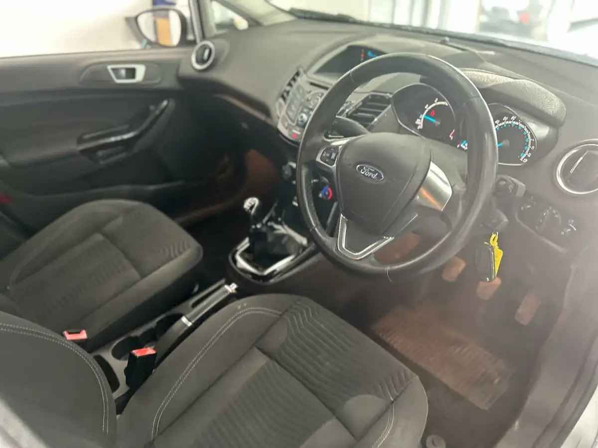 2015-ford-fiesta-10-zetec-100ps-e6-ecoboost-ss-5d-big-15