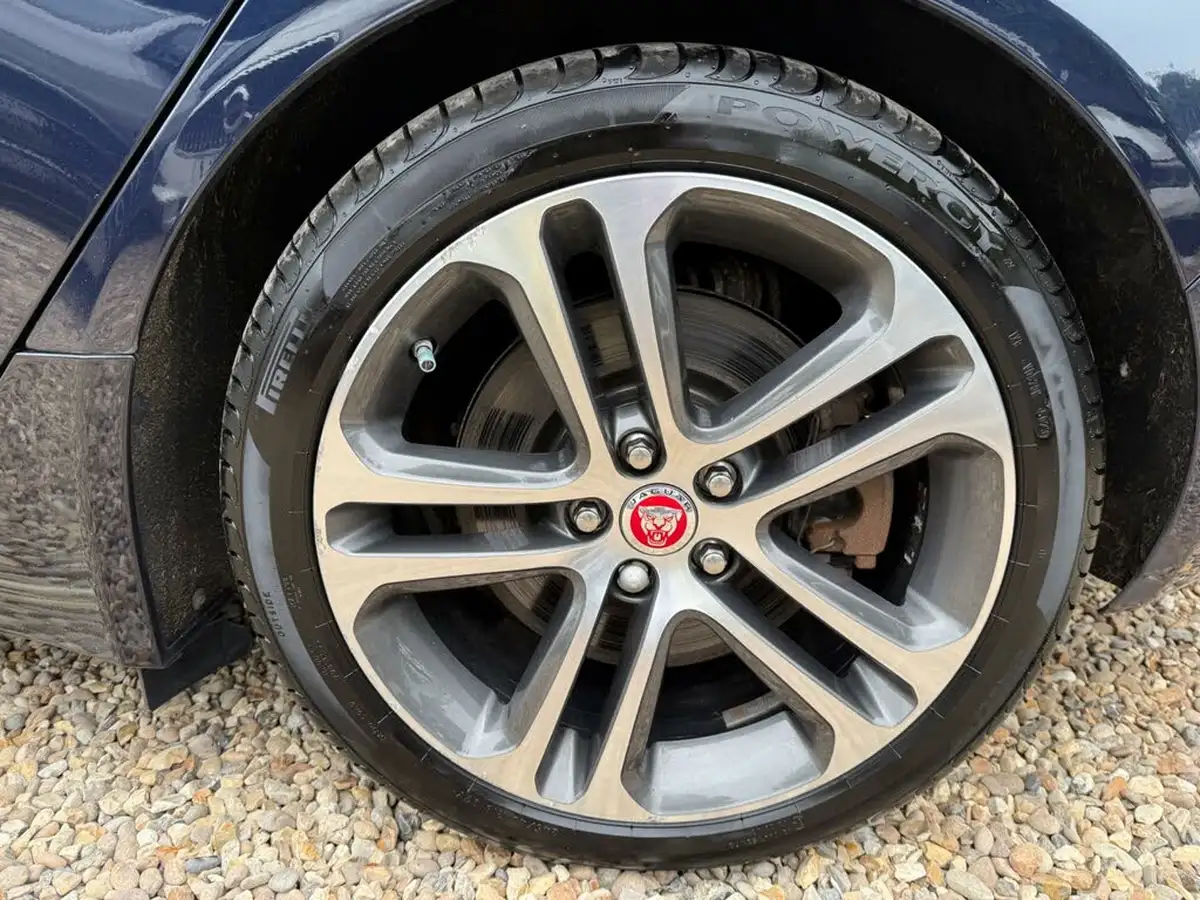 2019-jaguar-xe-20i-portfolio-200ps-big-56
