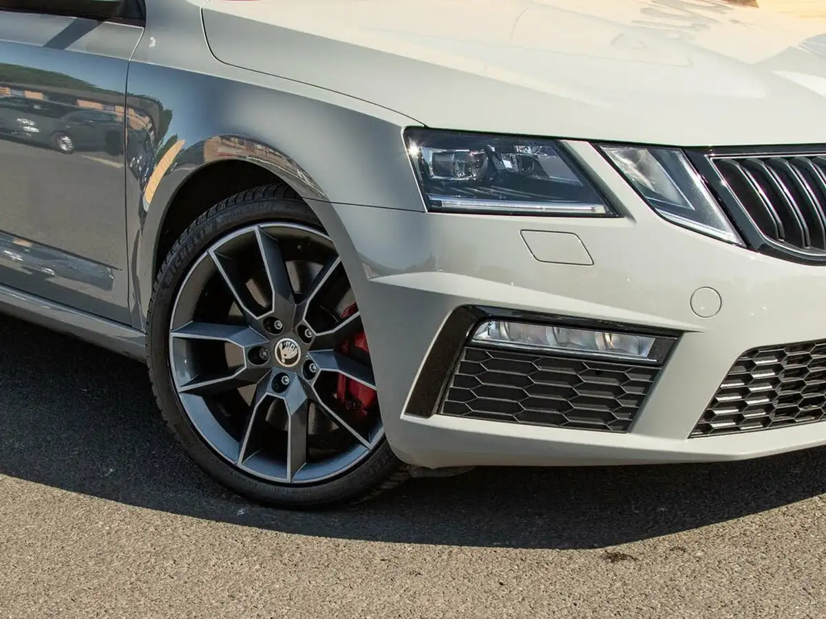 2019-skoda-octavia-20-tsi-vrs-estate-big-11