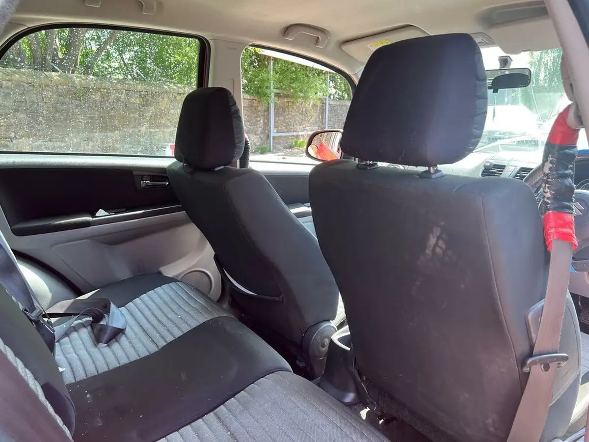 2010-suzuki-sx4-16-sz4-hatchback-5d-big-7