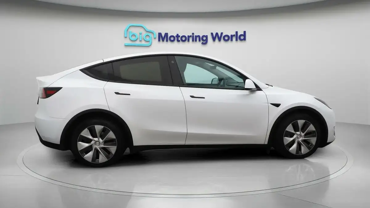 2022-tesla-model-y-e-long-range-big-8