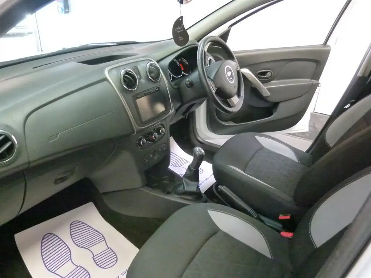 2015-dacia-sandero-stepway-09-laureate-big-16