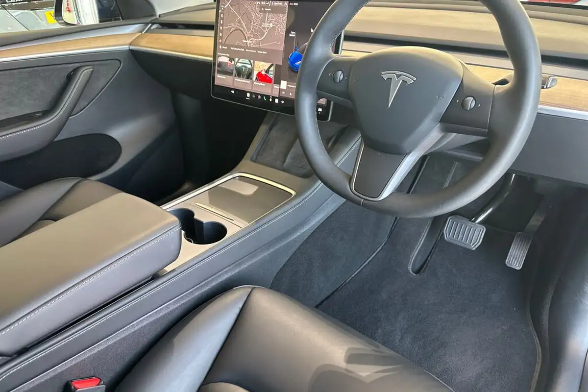 2022-tesla-model-y-e-long-range-big-33
