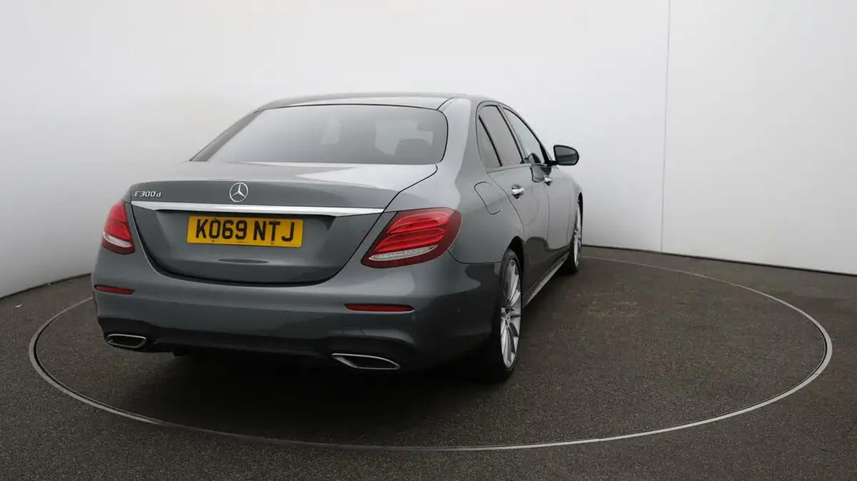 2020-mercedes-benz-e-class-20d-e300d-amg-line-edition-premium-plus-saloon-4d-big-57