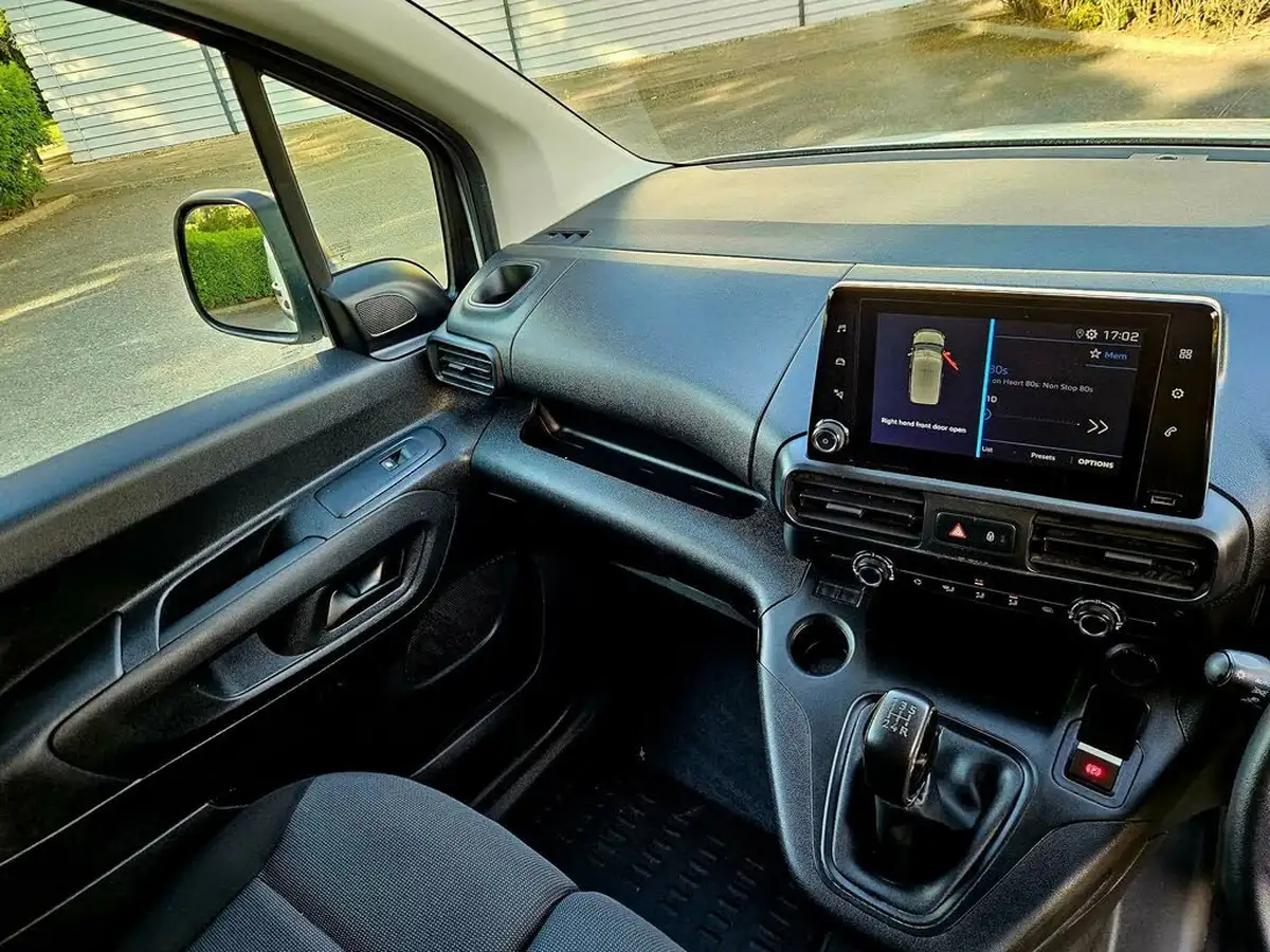 2020-peugeot-partner-15-bluehdi-1000-professional-100ps-eu6dt-panel-big-15