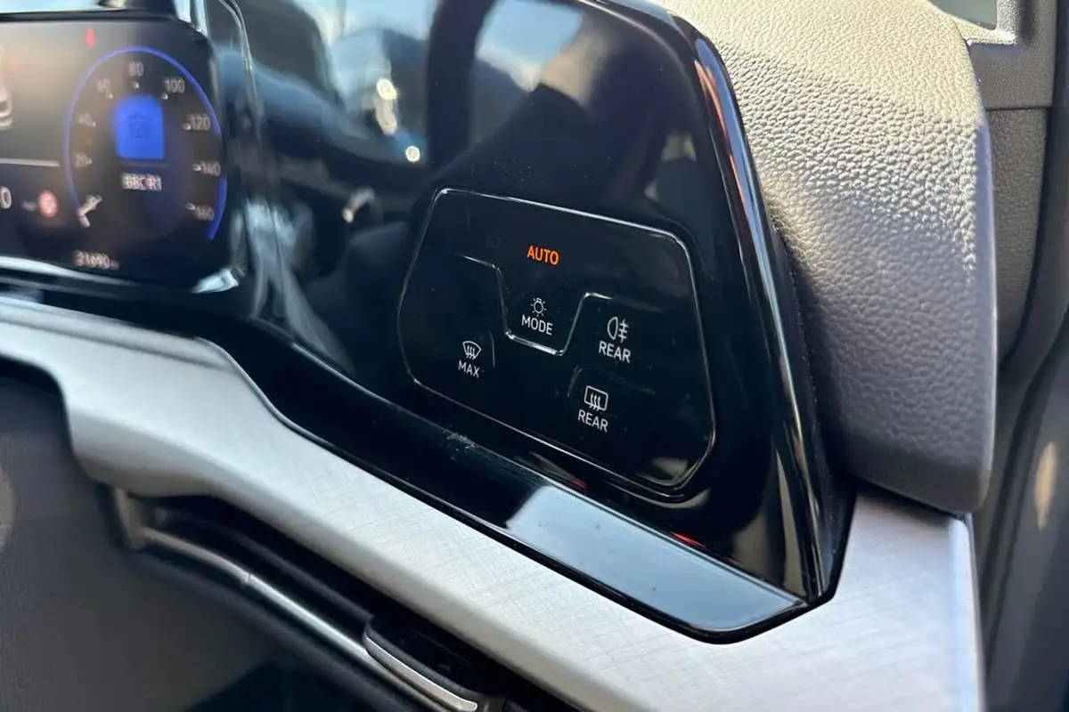 2021-volkswagen-golf-15-tsi-life-130ps-hatchback-big-35