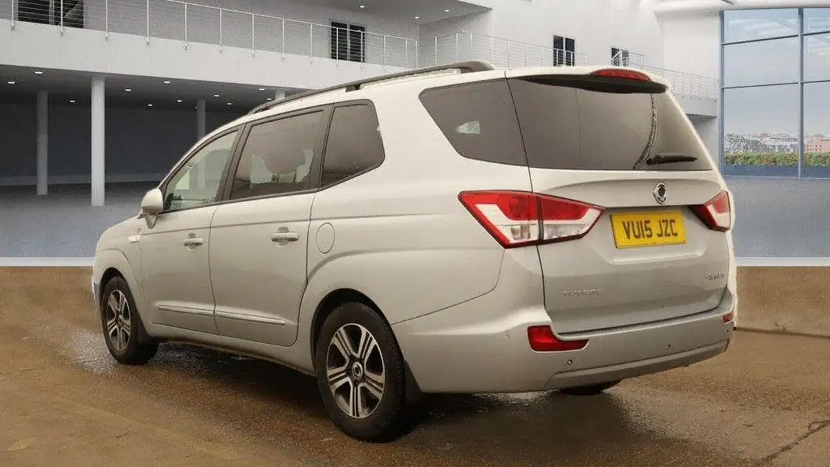 2015-kgm-ssangyong-turismo-20td-ex-awd-big-2