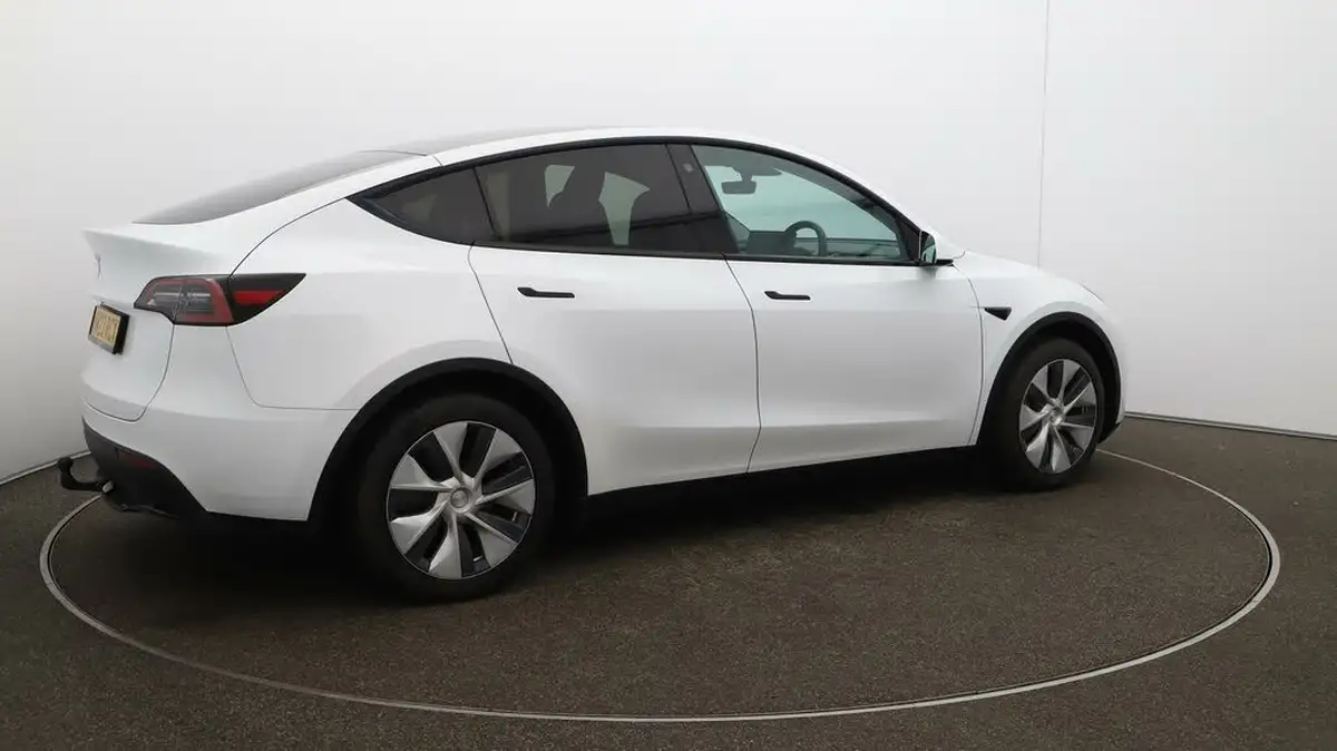 2023-tesla-model-y-e-rwd-big-50