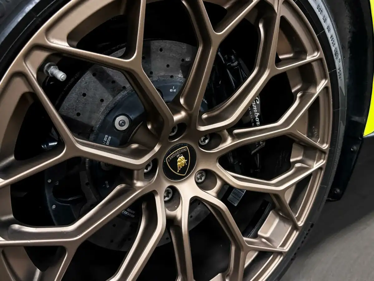 2019-lamborghini-huracan-big-30