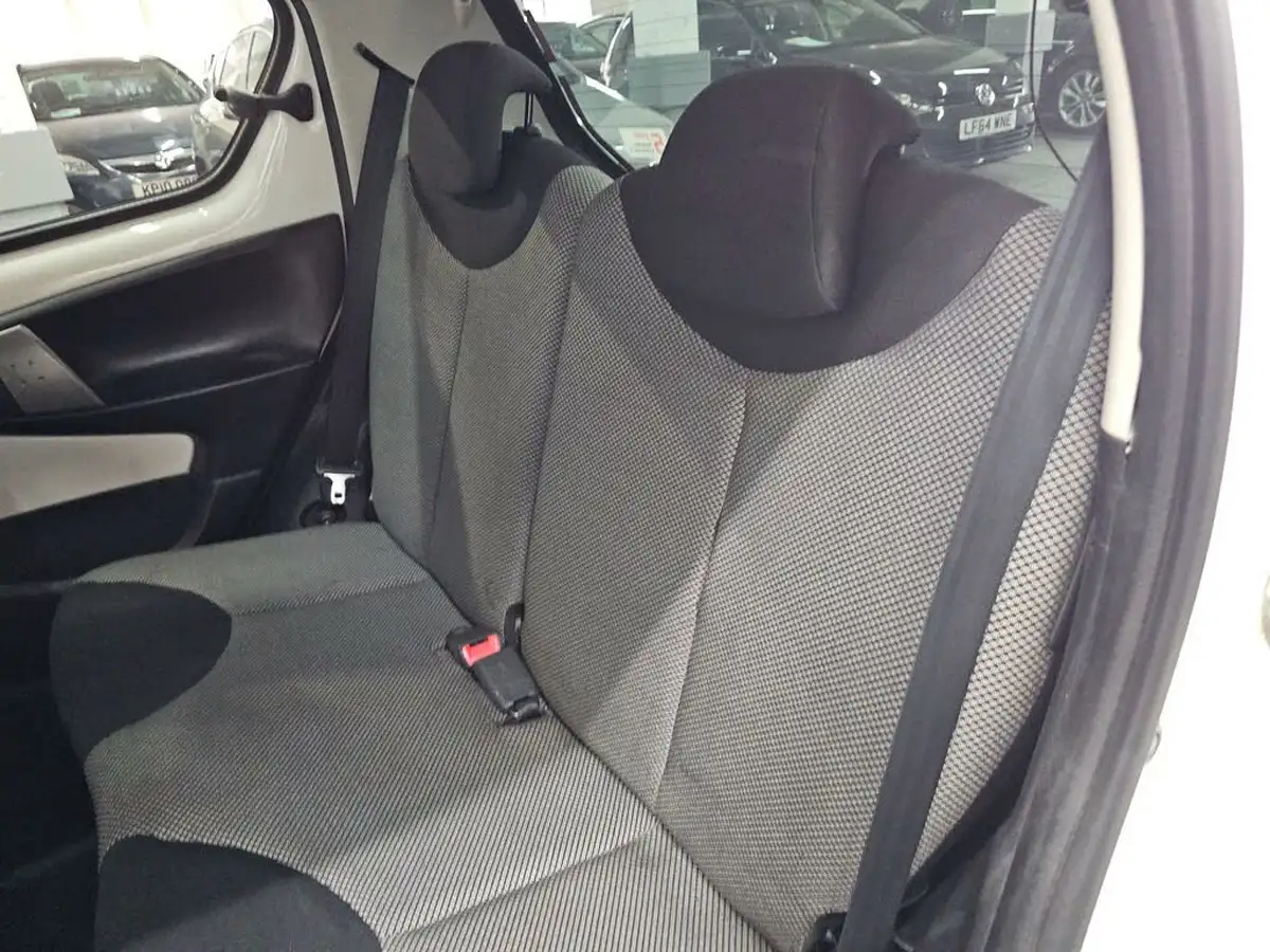 2013-toyota-aygo-10-aygo-fire-5d-big-19