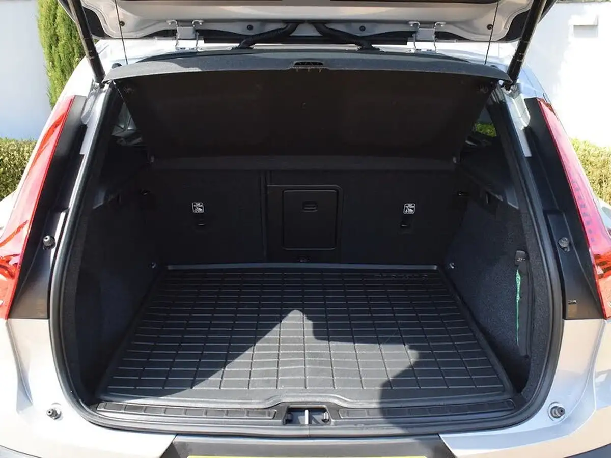 2022-volvo-xc40-20-b4-plus-awd-big-32