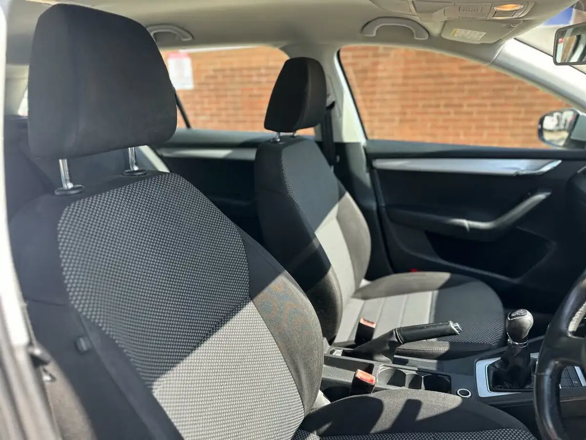 2014-skoda-octavia-16tdi-se-estate-big-25