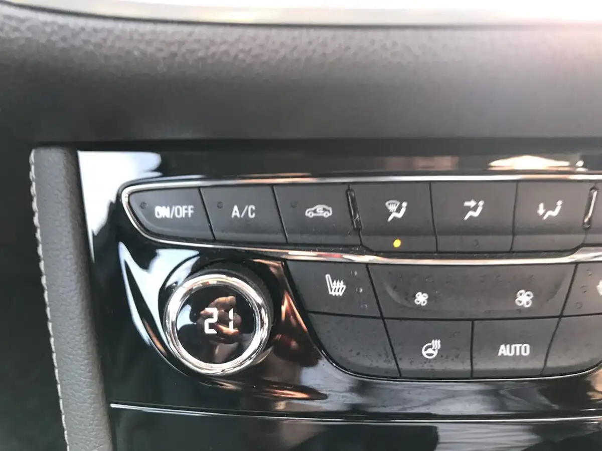 2017-vauxhall-astra-16cdti-elite-nav-110ps-hatchback-big-17