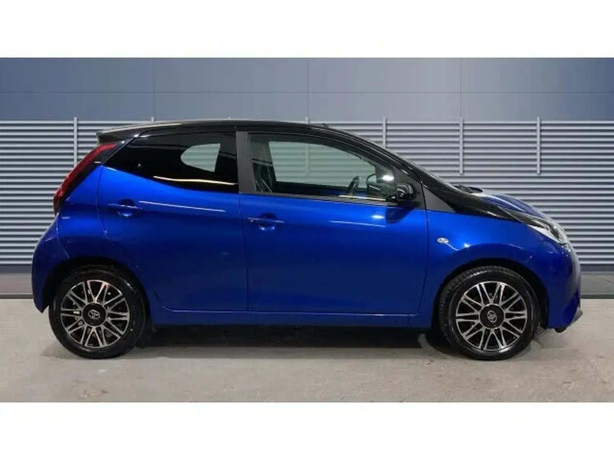 2020-toyota-aygo-10-vvt-i-x-clusiv-blackred-bi-tone-tss-x-shift-big-3