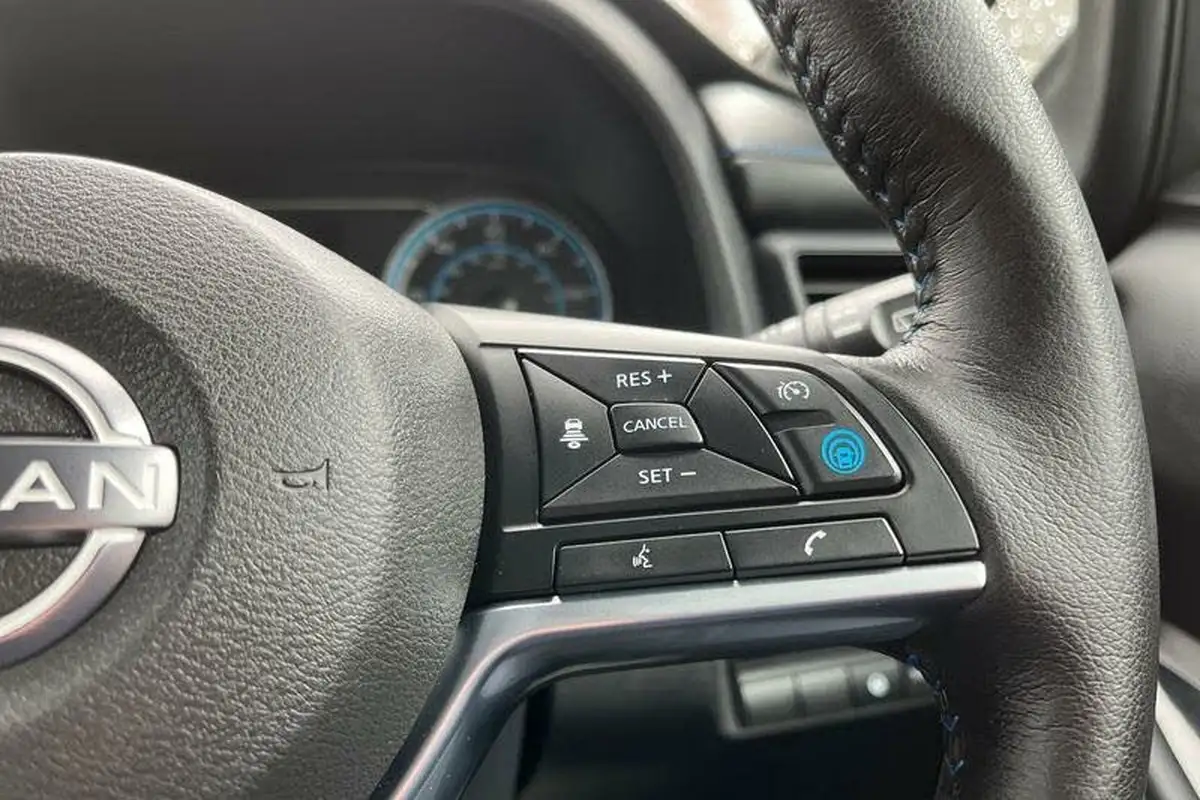 2024-nissan-leaf-e-tekna-39kwh-big-25