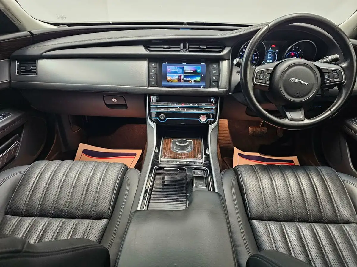 2017-jaguar-xf-20td-portfolio-180ps-saloon-4d-1999cc-auto-big-10
