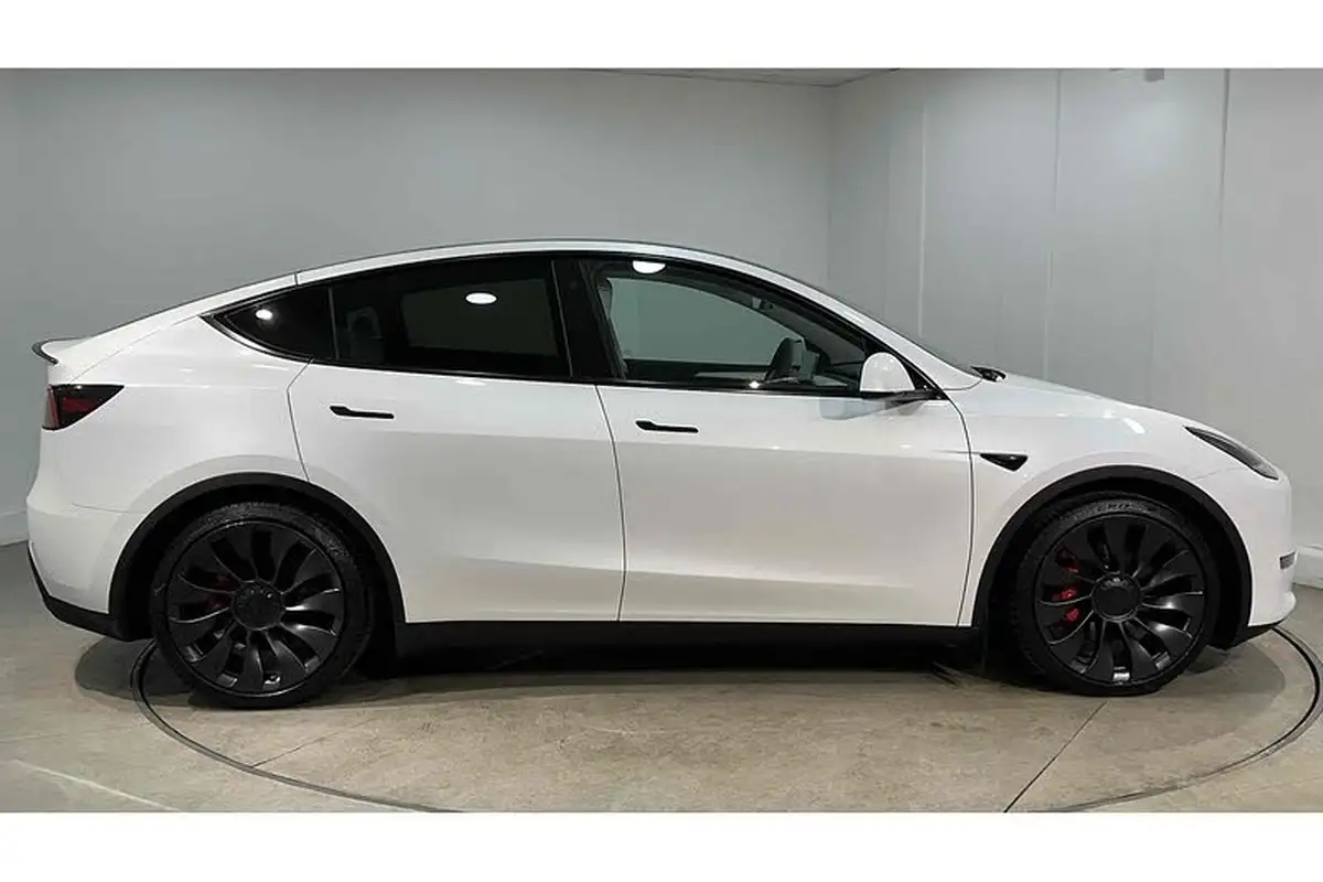 2023-tesla-model-y-e-performance-big-4
