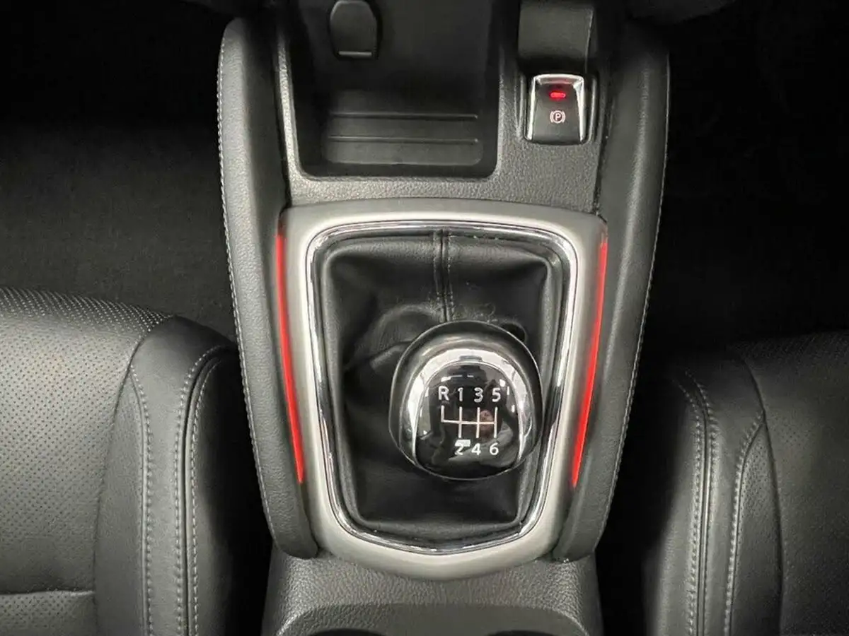 2015-nissan-qashqai-15dci-tekna-big-39
