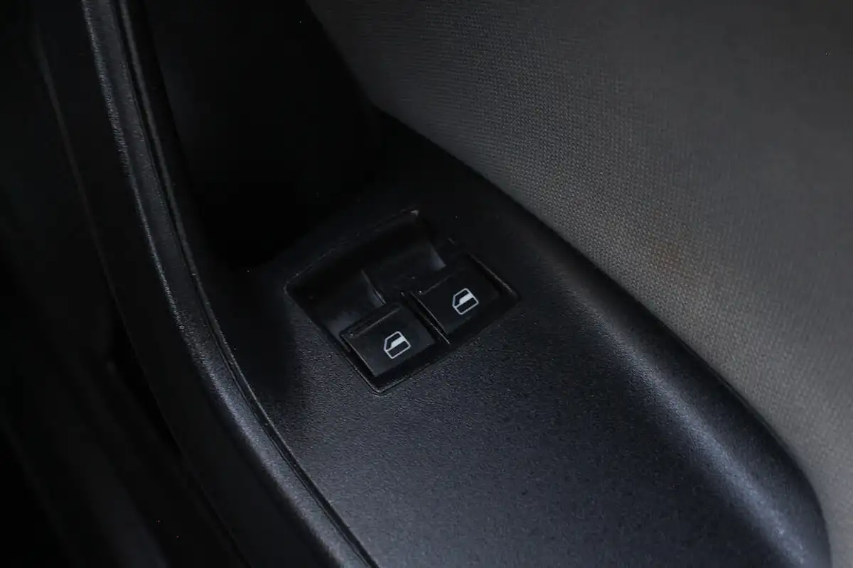 2015-seat-ibiza-14-toca-hatchback-5d-big-33
