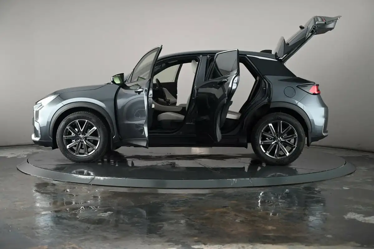 2025-lexus-lbx-15-premium-plus-big-54