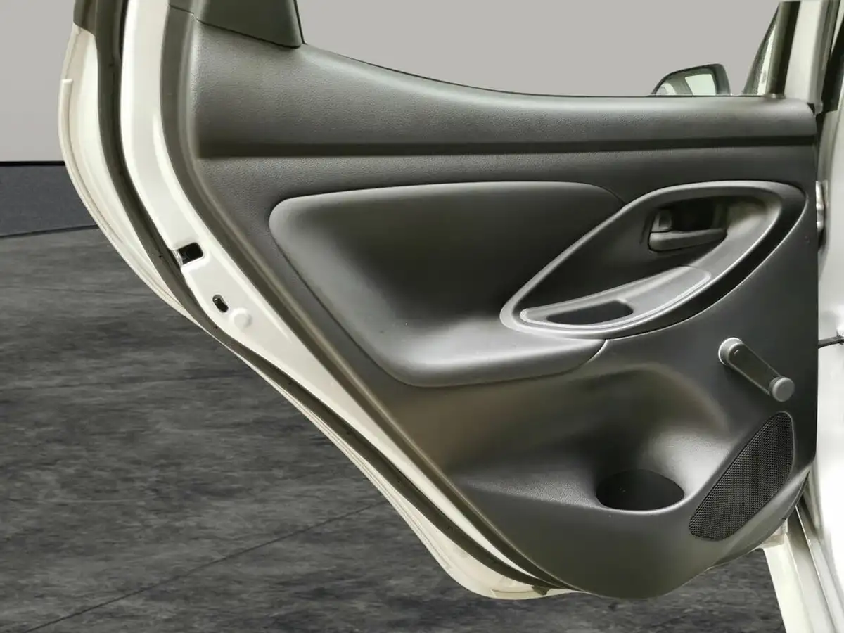 2021-toyota-yaris-15-vvt-i-icon-114bhp-hybrid-1490cc-e-cvt-big-32