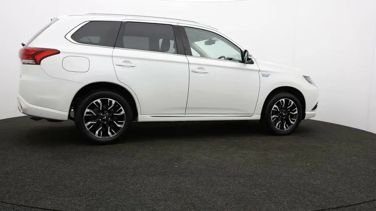 2017-mitsubishi-outlander-20-4h-phev-big-35