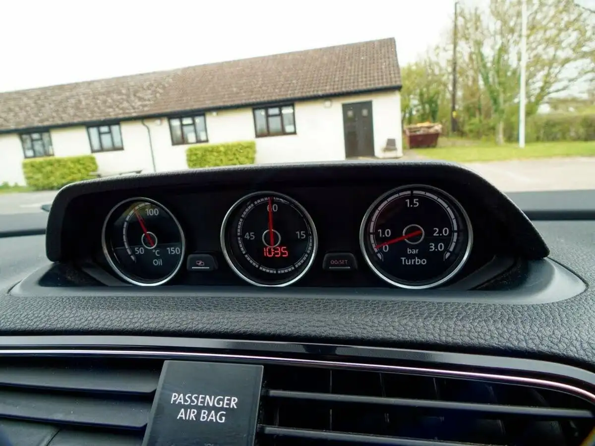 2016-volkswagen-scirocco-20-tsi-r-line-big-38