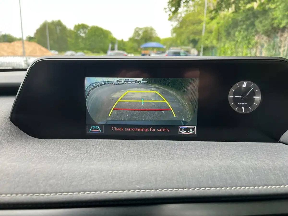 2021-lexus-ux-300e-e-ux-big-11