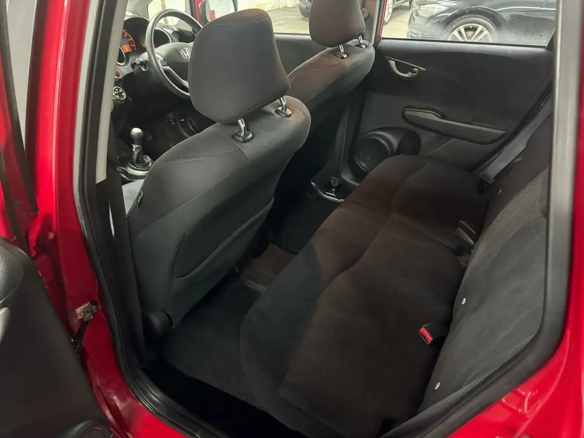 2010-honda-jazz-14-es-big-18
