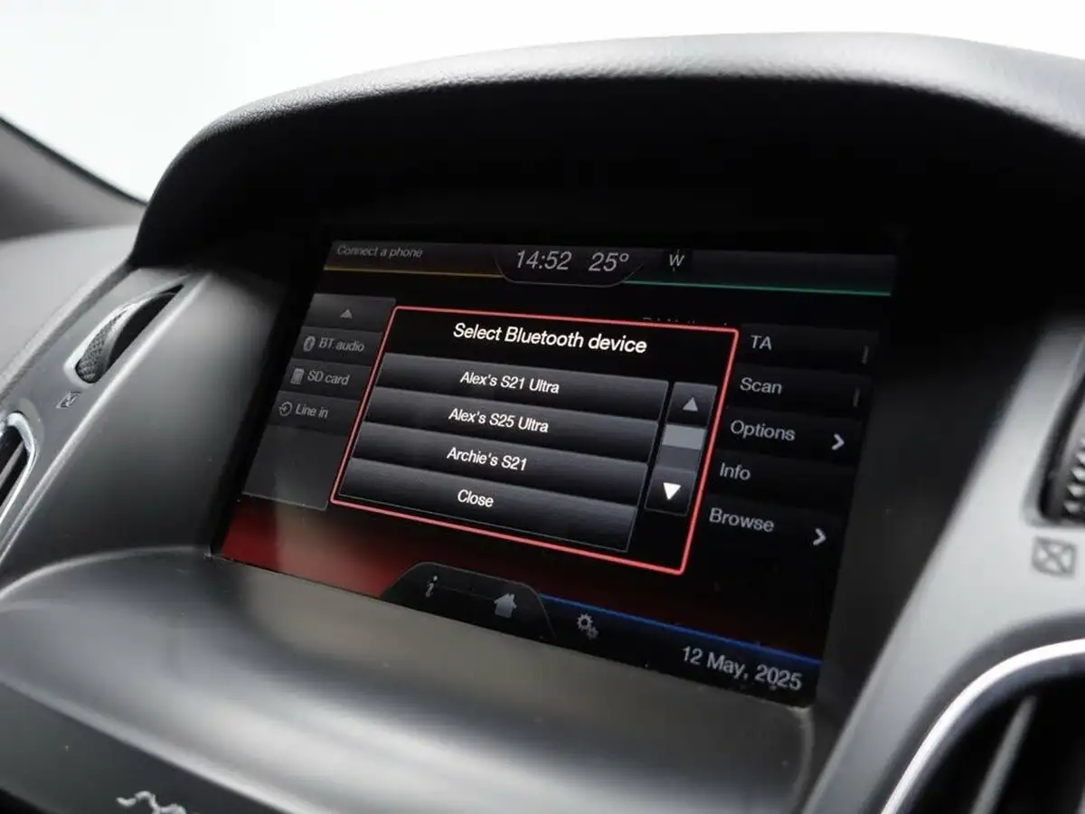 2015-ford-focus-20tdci-st2-hatchback-big-20