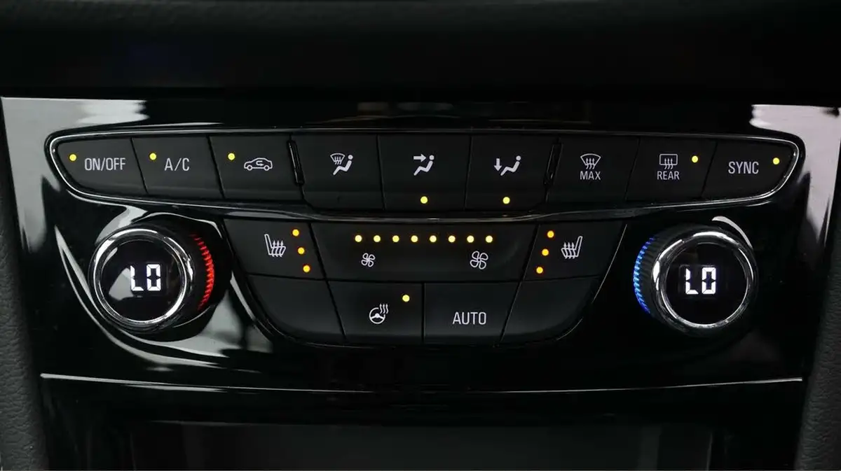 2020-vauxhall-astra-12-turbo-elite-nav-big-11