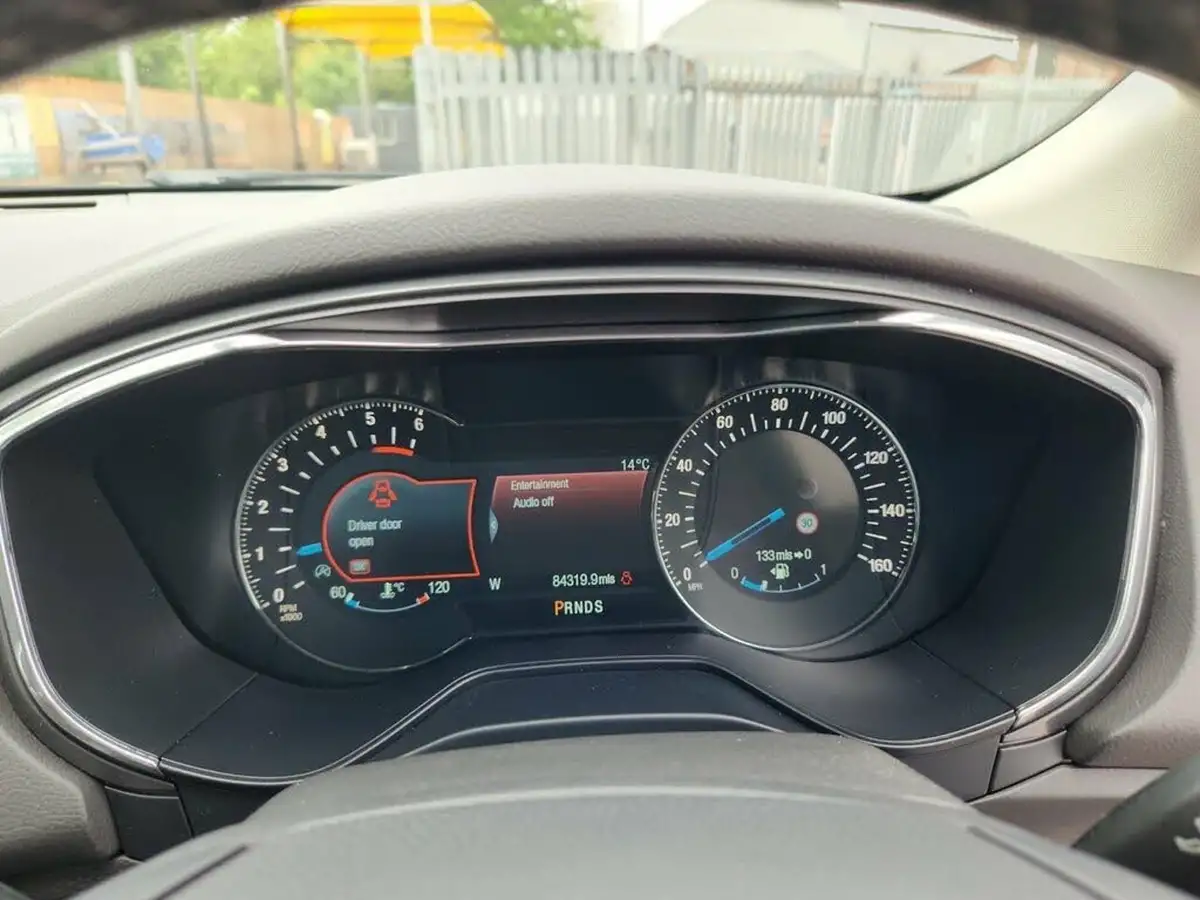 2016-ford-mondeo-big-16