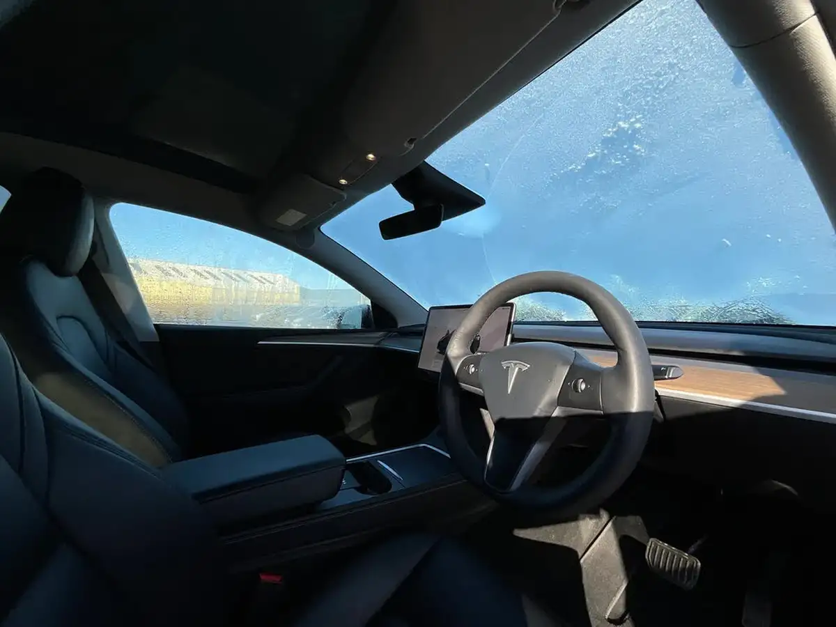 2022-tesla-model-y-e-long-range-big-6