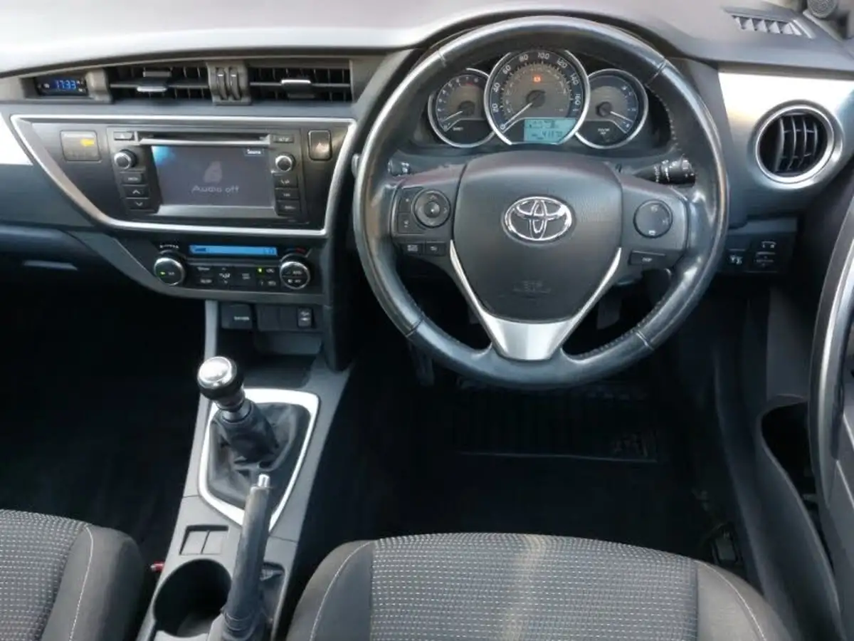 2013-toyota-auris-16-icon-hatchback-big-6