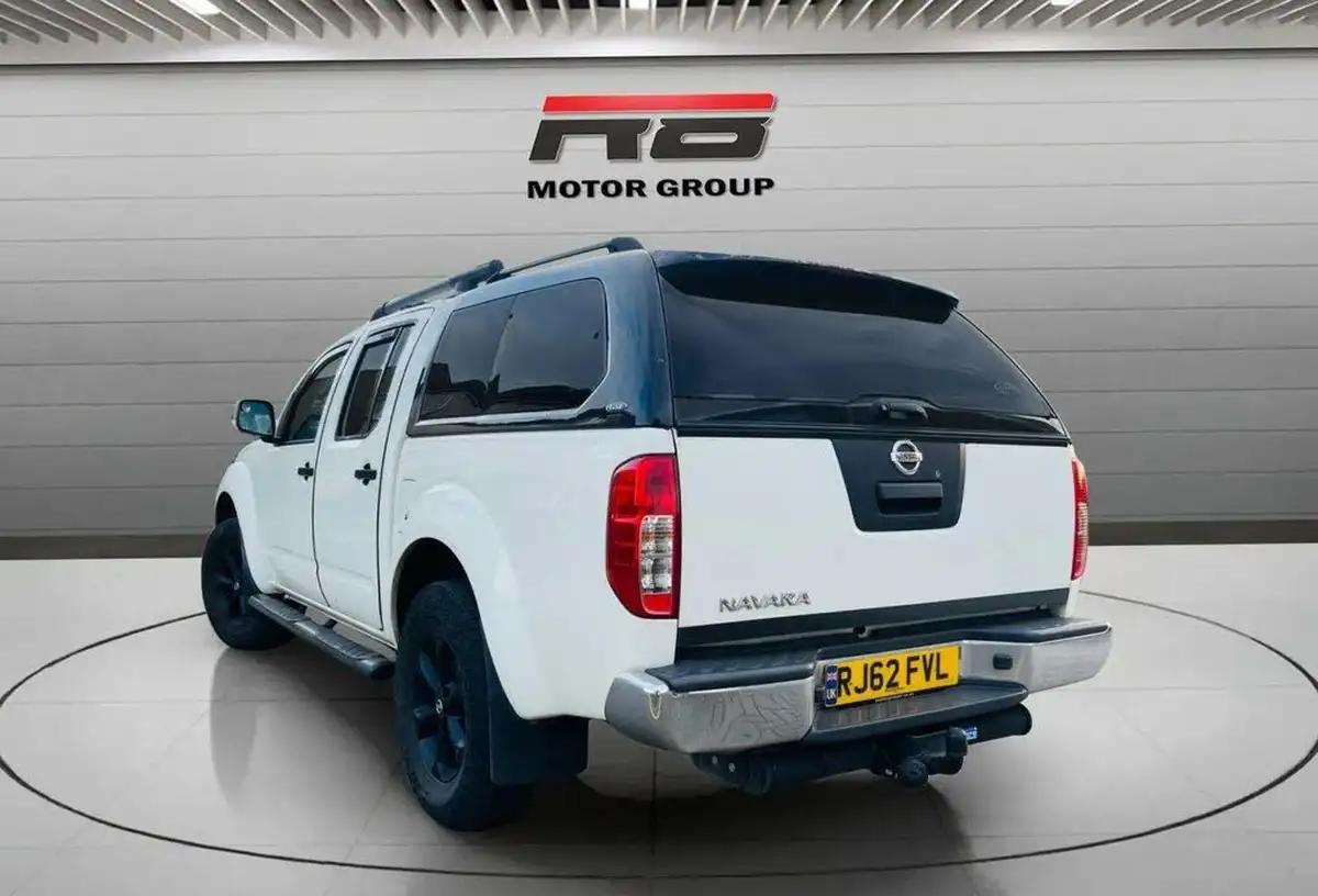 2012-nissan-navara-25td-tekna-eu-v-big-2