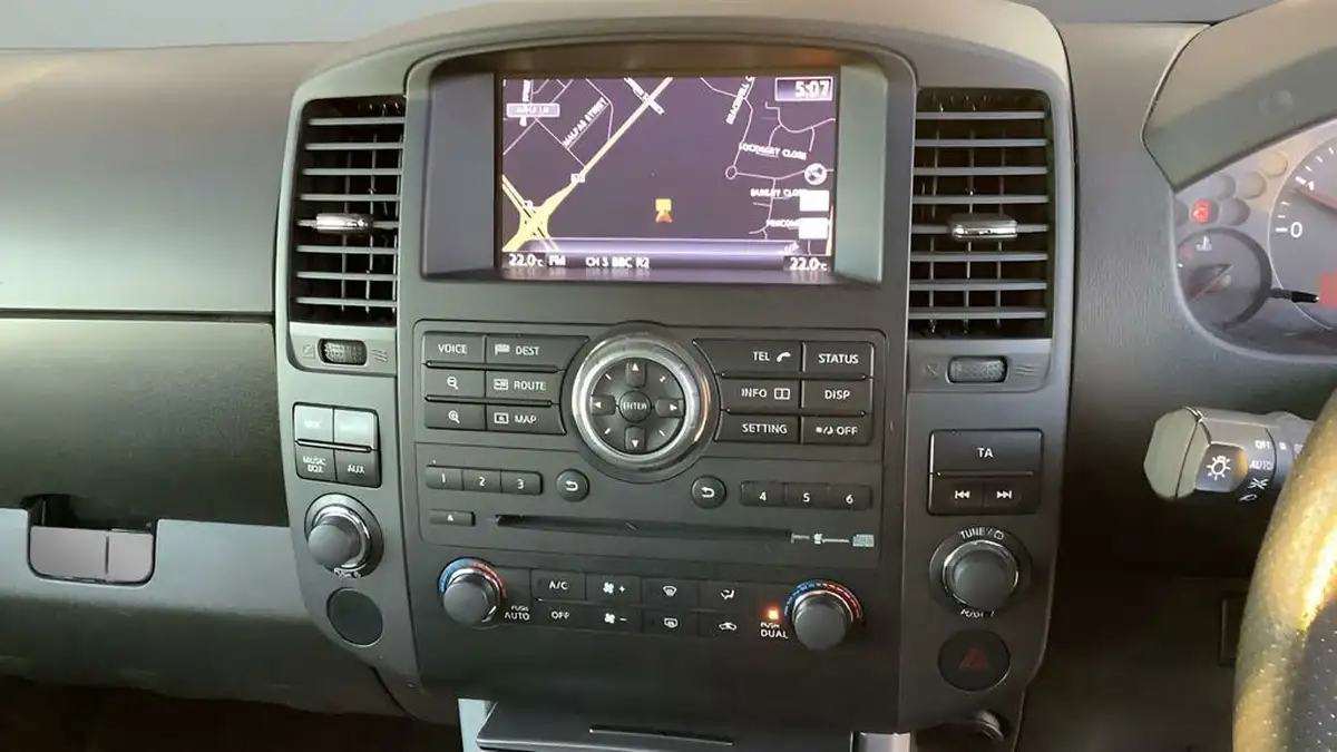2012-nissan-navara-25td-tekna-eu-v-big-26