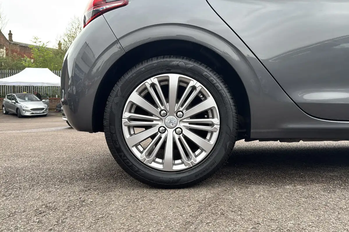 2019-peugeot-208-12-puretech-signature-big-6
