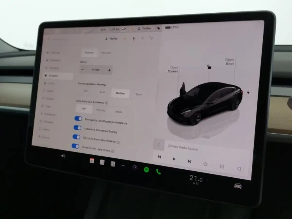 2022-tesla-model-3-e-long-range-big-11