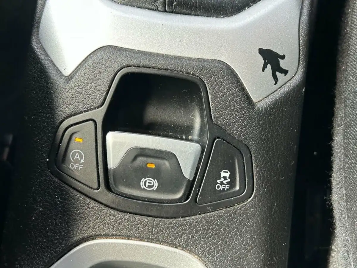 2015-jeep-renegade-14-multiair-ii-longitude-big-32