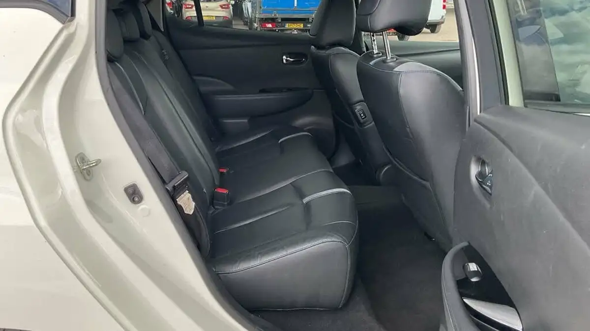 2019-nissan-leaf-e-tekna-big-9
